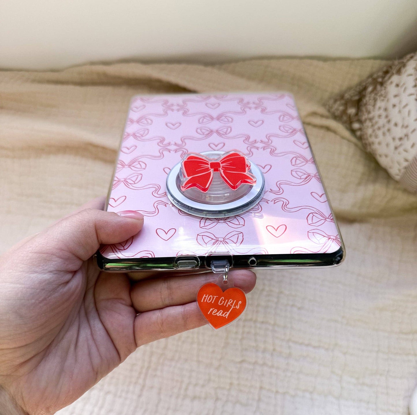 Kindle & Kobo Charm | Heartstrings Collection: Hot Girls Read / Clear