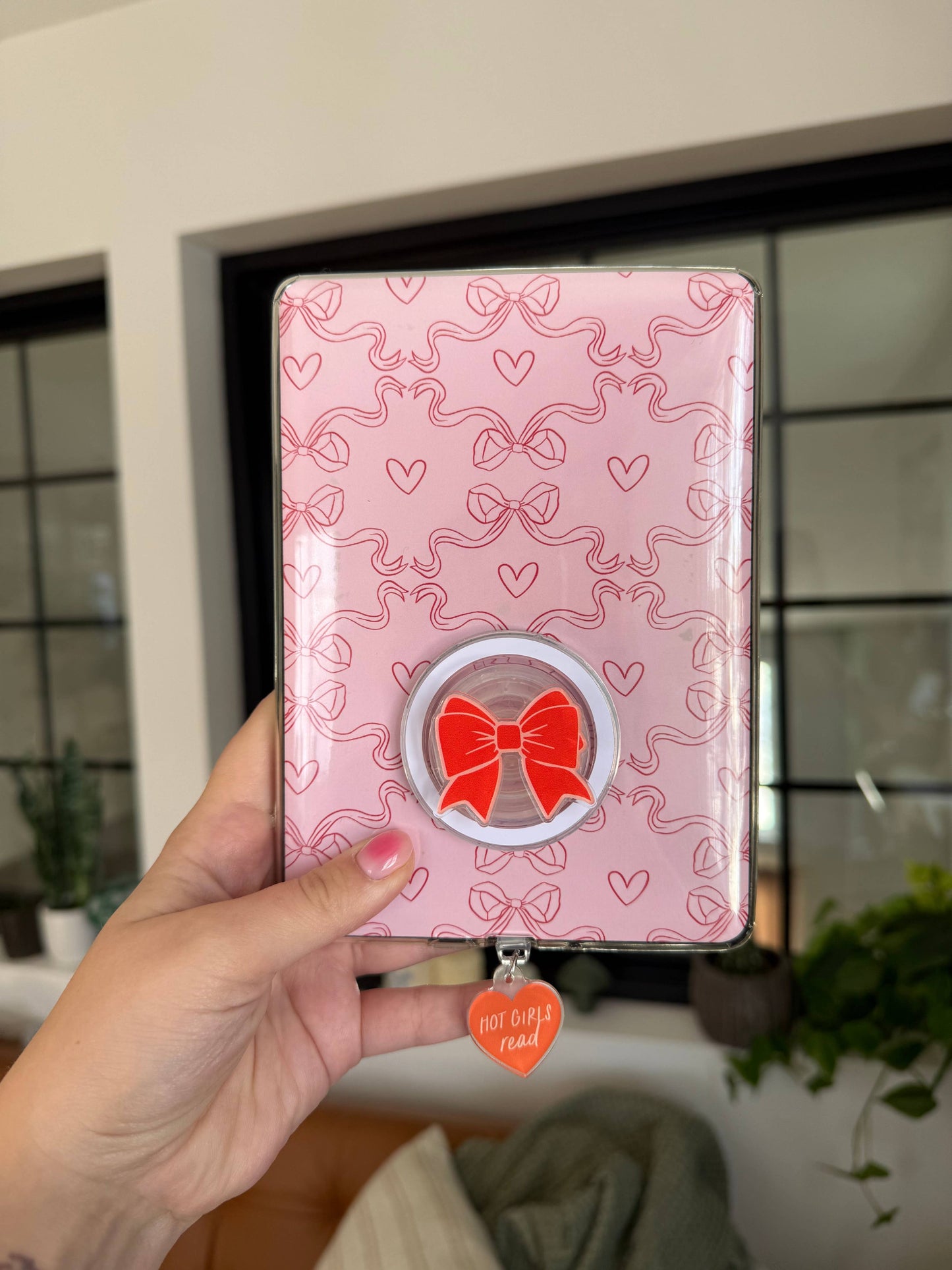 Kindle & Kobo Charm | Heartstrings Collection: Hot Girls Read / Clear